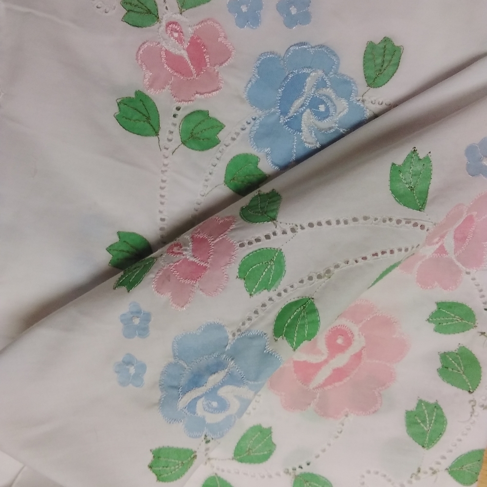 Beautiful tablecloth and 12 napkins